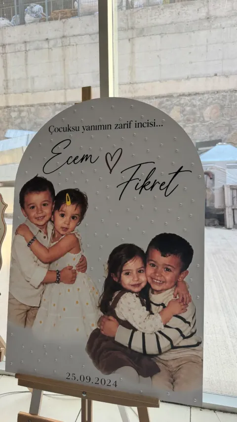 İnci Detaylı İkili Çocukluk Fotoğraflı Karşılama Panosu – Çocukluk Fotoğraflı Baskılı Panolar
