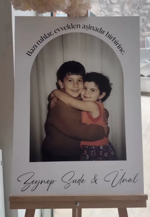Evvelden Aşina Çocukluk Fotoğraflı Karşılama Panosu – Çocukluk Fotoğraflı Baskılı Panolar