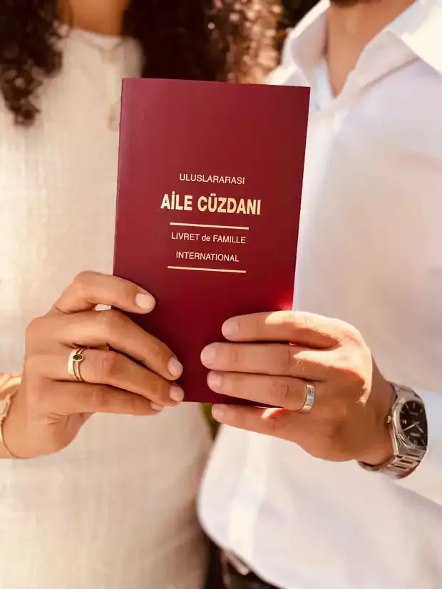 Nikah sonrası aile cüzdanını birlikte tutan çift