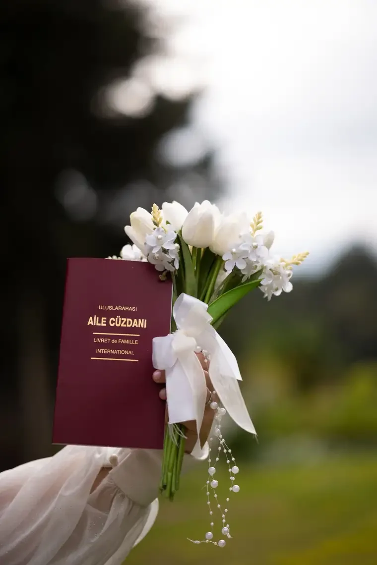 Nikah günü beyaz lale buketi ve uluslararası aile cüzdanı