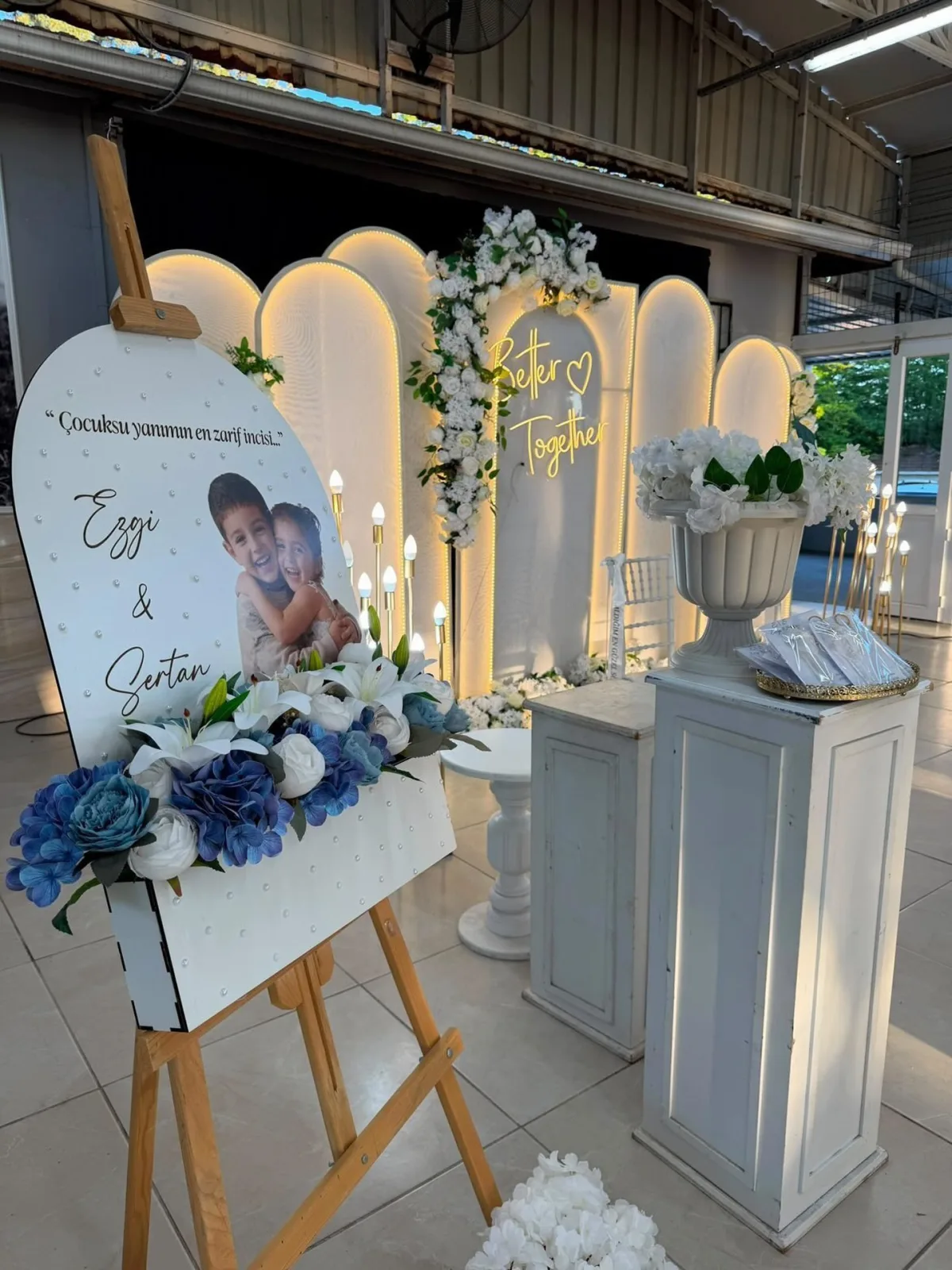Tubi Event müşterisinin etkinliğinden kişiye özel karşılama panosu fotoğrafı